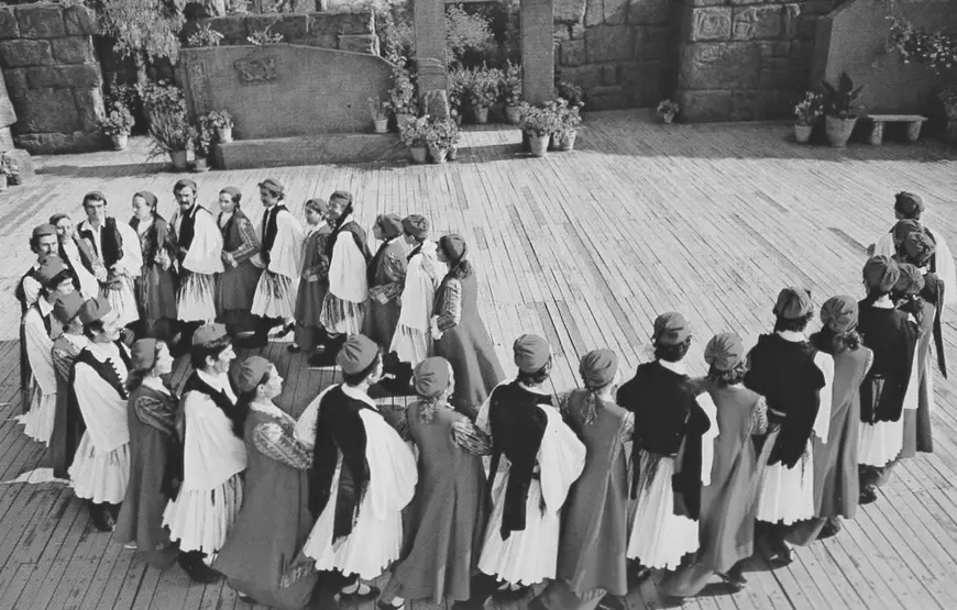 evento-teatrale-foto-in-bianco-e-nero-di-attori-vestiti-in-abiti-tradizionali-in-fila-durante-la-rappresentazione