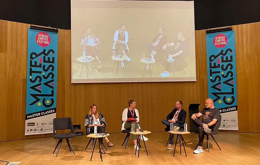 conferenza-a-cui-partecipano-quattro-relatori-seduti-in-una-sala-con-led-wall-alle-spalle