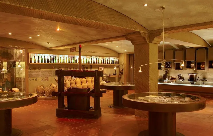 sala-museale-in-cui-sono-esposti-tanti-oggetti-riferiti-alla-storia-del-vino-a-salonicco