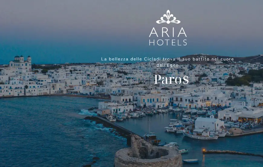 la-citta-di-paros-adagiata-sul-mare-con-porticciolo-e-piccola-torretta-di-avvistamento