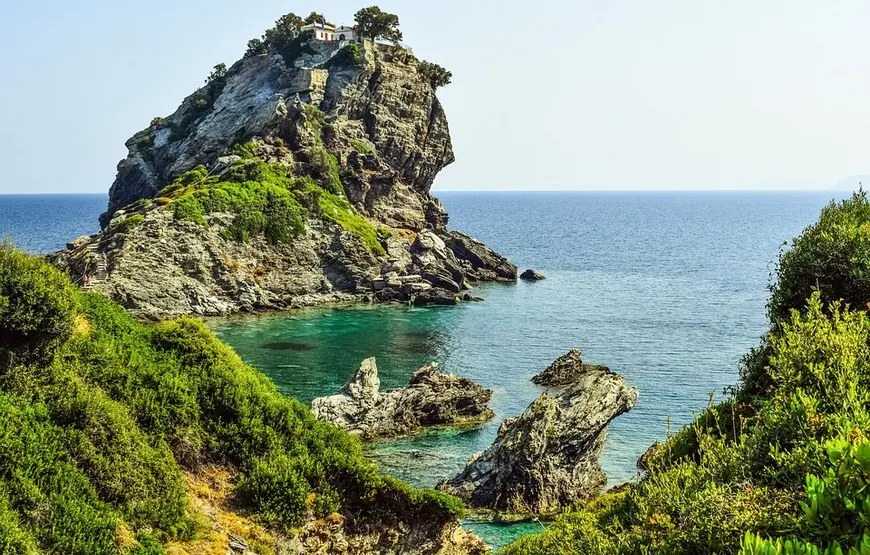 penisola-rocciosa-che-si-innalza-fino-a-ospitare-la-piccola-chiesa-di-agios-ioannis-a-skopelos