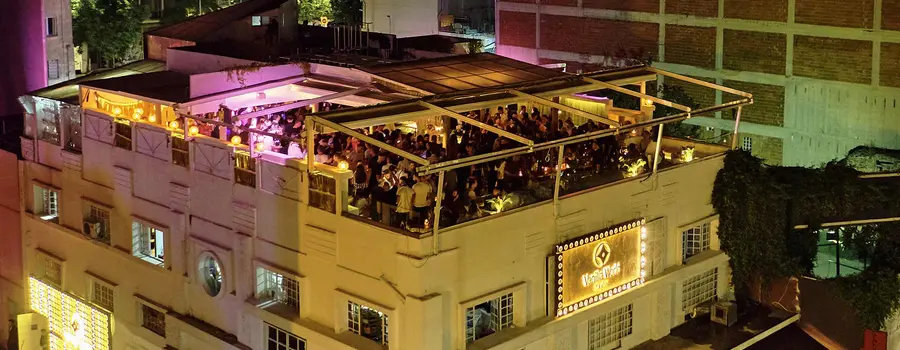 bar-terrazzato-con-vetrata-ci-sono-molte-persone-dentro-si-chiama-vanilla-world-sky-bar-a-salonicco