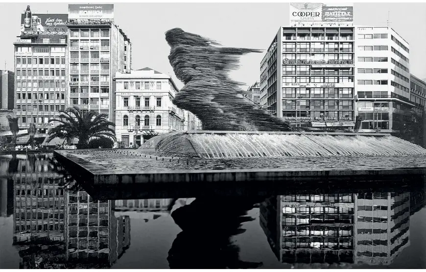 il-corridore-statua-in-ferro-ubicata-a-atene-sulla-piazza-di-pangrati