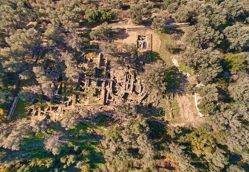 resti-dell-antica-eleutherna-visti-da-sopra-sono-resti-di-edifici-in-mezzo-al-verde-e-agli-alberi