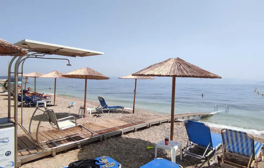 spiaggia-con-ombrellini-di-paglia-e-sdraio-al-centro-una-pedana-seatrac-per-disabili