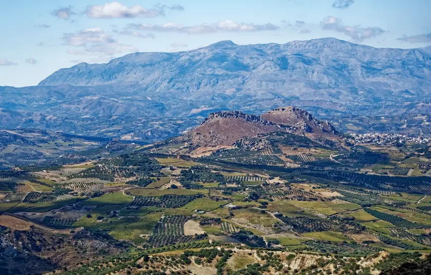 una-terra-cretese-pianeggiante-e-coltivata-tra-colline-e-montagne