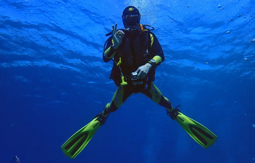un-uomo-durante-un-immersione-fa-ok-con-la-mano
