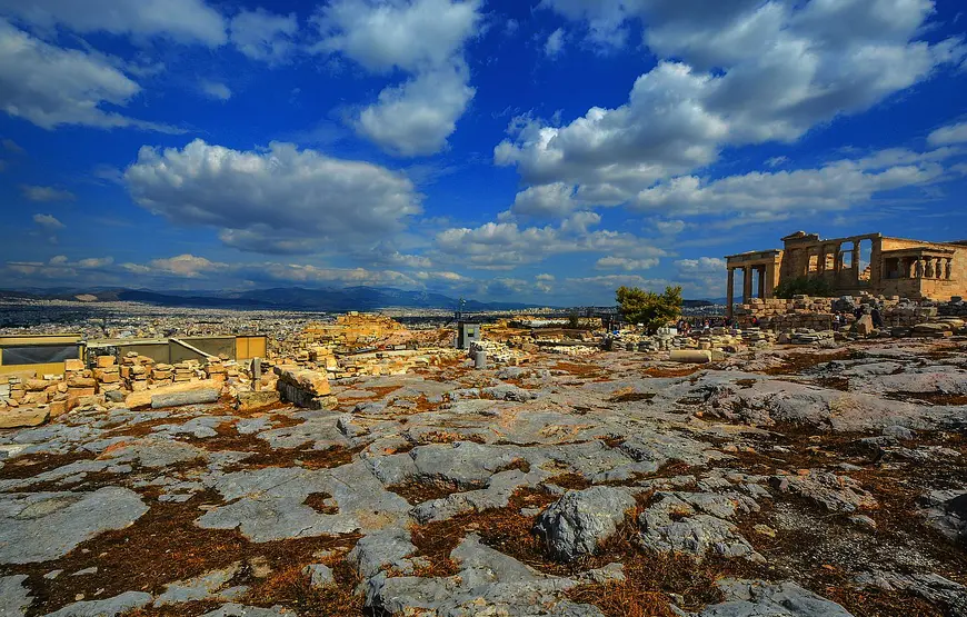 piazzale-acropoli-con-la-loggia-delle-cariatidi-sullo-sfondo-e-vista-di-atene-dall-alto