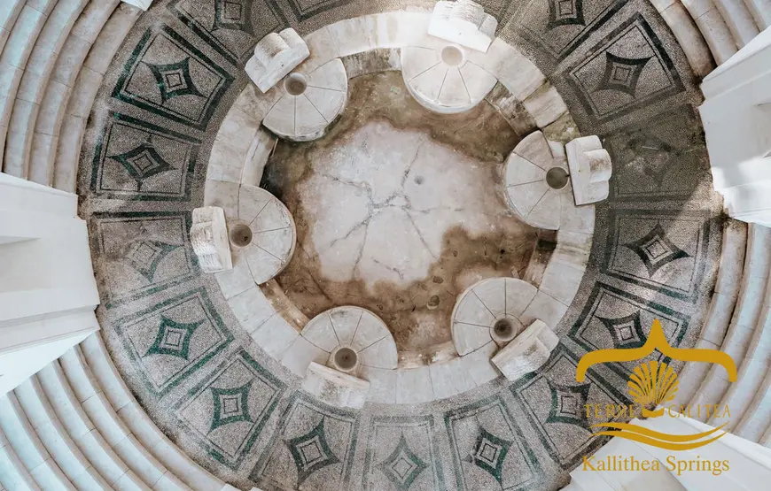 foto-dall-alto-delle-terme-di-kallithea-a-rodi-un-pavimento-mosaico-con-le-strutture-circolari-in-centro-in-marmo