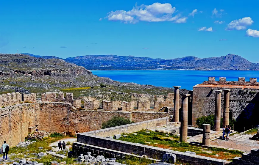 acropoli-di-lindos-con-veduta-mozzafiato-verso-il-mare