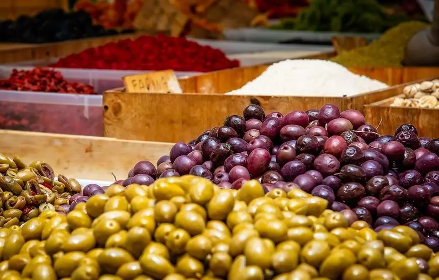 olive-verdi-e-rosse-in-dei-recipienti