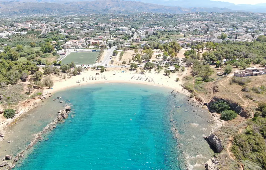 spiaggia-vista-dall-alto-con-una-pedana-seatrac-per-disabili-grecia-senza-barriere