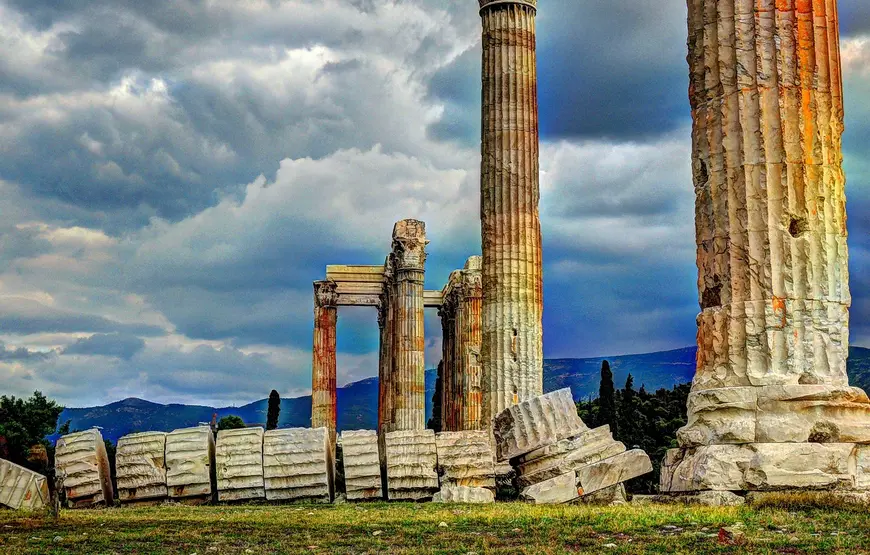 colonna-spezzettata-in-primo-piano-le-altre-dietro-formano-un-tempietto-rimasto-del-tempio-di-giove-ad-atene
