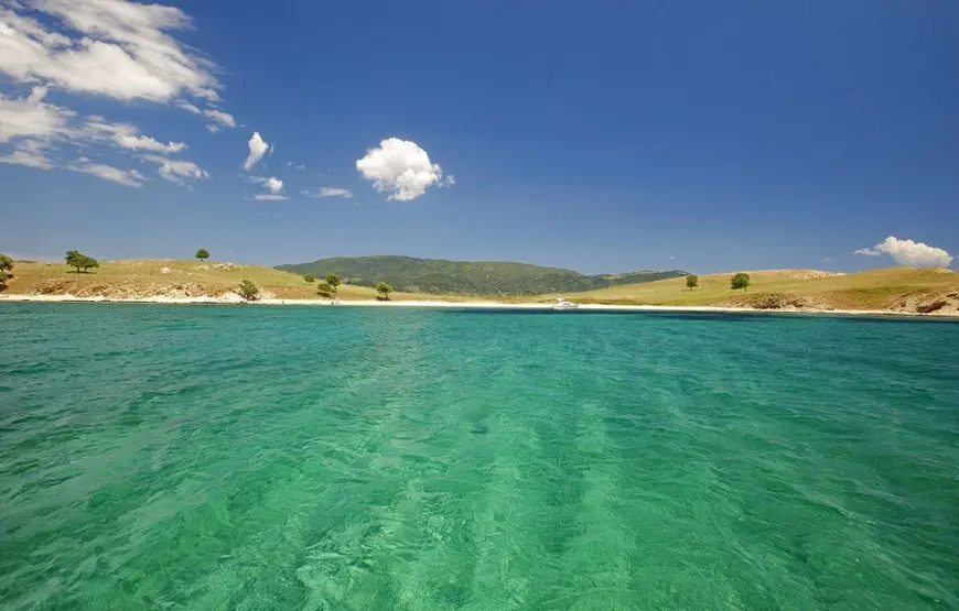 acqua-verde-celeste-calcidica-isola-ammouliani-sullo-sfondo