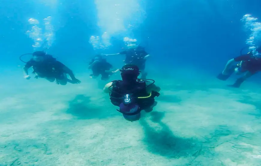 sub-in-acque-turchesi-immersione-mare-grecia