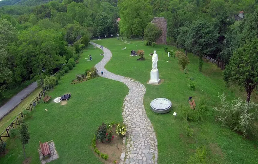 parco-di-aristotele-con-un-tracciato-in-sassolini-e-diverse-istallazioni-lungo-il-percorso