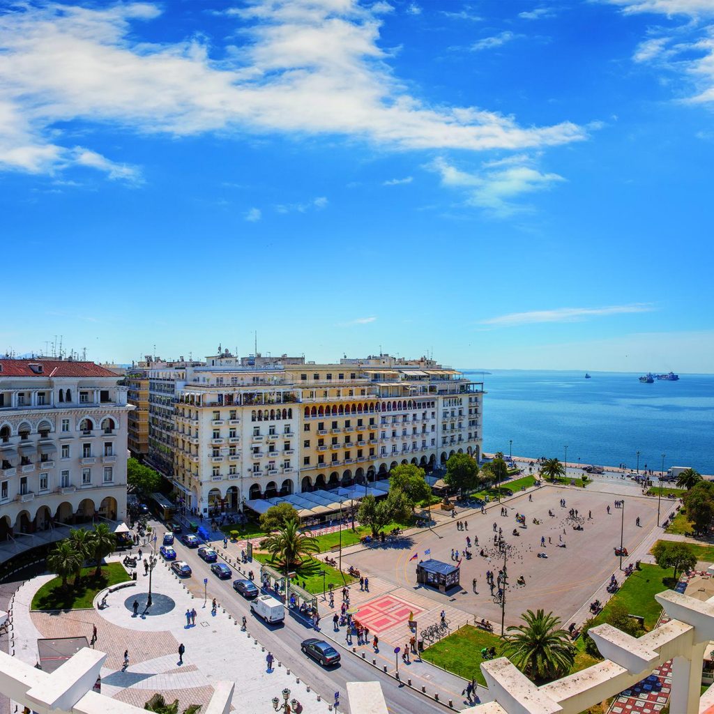 piazza-aristotelou-vista-dall-alto-dalla-terrazza-dell-electra-palace-si-vedono-gli-edifici-sul-lato-sinistro-e-poi-il-mare-davanti