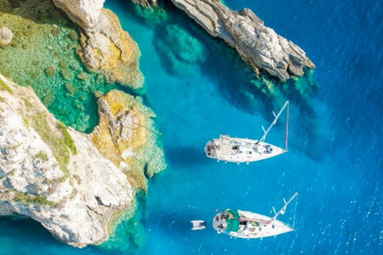 vacanza-a-paros-barchette-sul-mare-in-una-baia