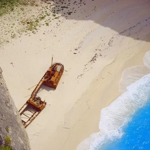 da-un-isola-all-altra-della-grecia-zante-spiaggia-del-relitto-narvagio