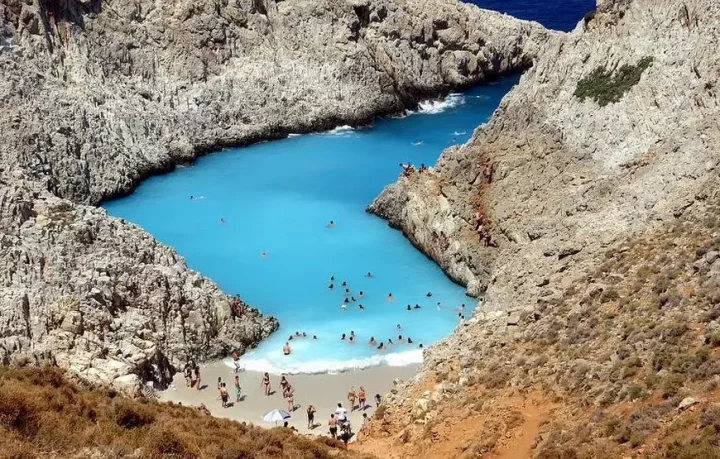 seitan-limania-beach-creta-pht-katarzynaTyl piccolo-angolo-di-mare-tra-le-rocce-molto-intimo-un-ansa-turchese