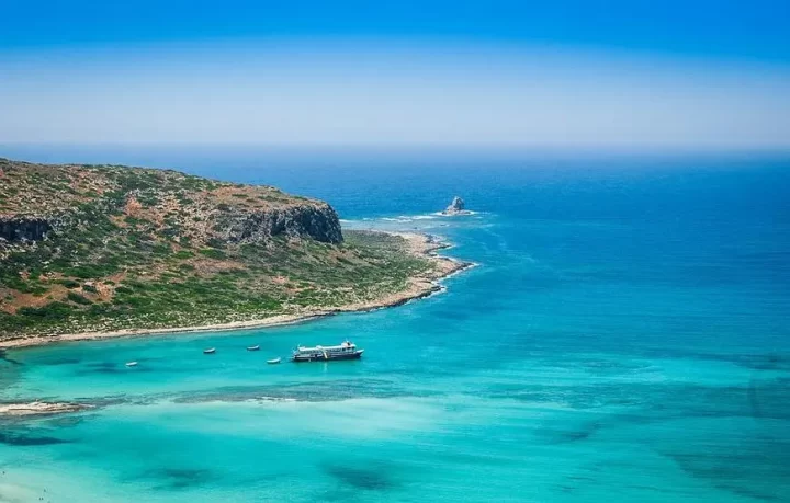 laguna-di-balos-penisola-garamvousa-pht-jarmoluk in-mezzo-ad-acque-turchesi-la-laguna-di-balos-e-un-tratto-di-costa