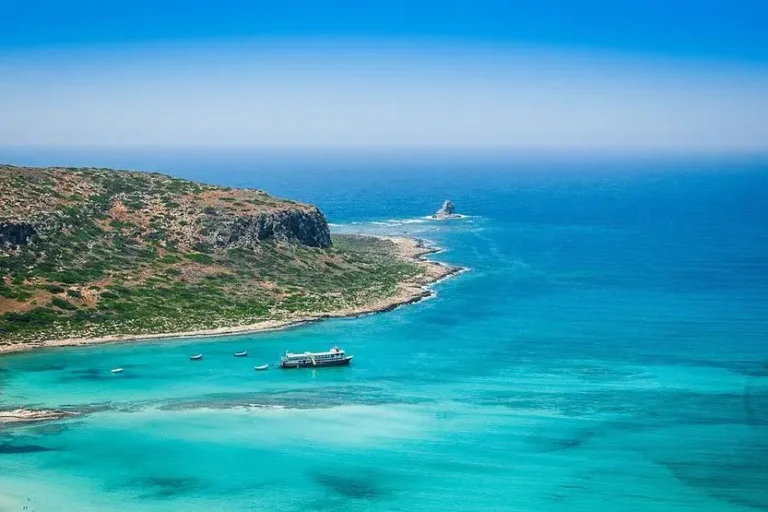 in-mezzo-ad-acque-turchesi-la-laguna-di-balos-e-un-tratto-di-costa