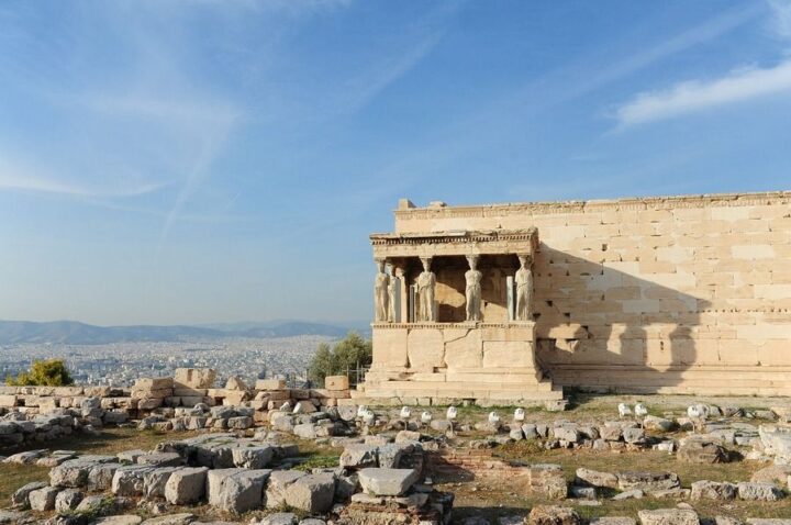 LOGGIA-DELLE-CARIATIDI-WEEK-END-AD-ATENE-Foto-di-bo-hou-da-Pixabay le-statue-colonna-delle-cariatidi-di-atene-sull-acropoli-che-guardano-la-città-dall-alto