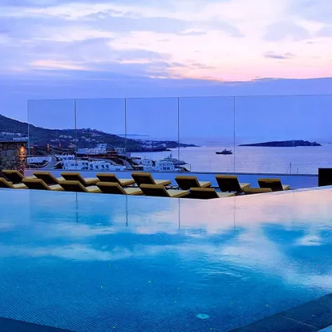 piscina-vista-mare-tutto-di-colore-blu-notte