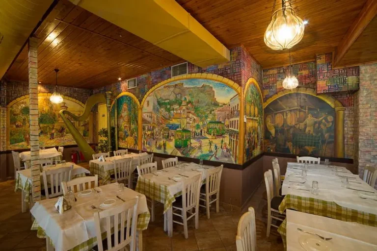 interno-del-ristorante-grotta-dell-acropoli-di-atene-con-pannelli-disegnati-arredo-bianco