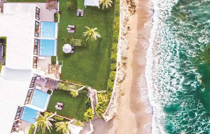 grecotel-hotels-di-lusso-in-grecia vista-dall-alto-di-hotel-con-ambienti-privati-piscine-private-e-giardino-privato-che-affacciano-sulla-spiaggia-e-mare