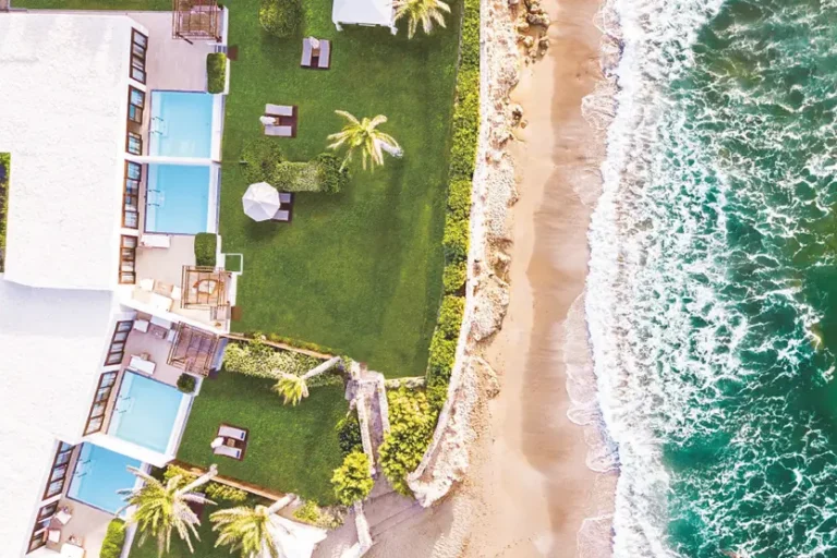 vista-dall-alto-di-hotel-con-ambienti-privati-piscine-private-e-giardino-privato-che-affacciano-sulla-spiaggia-e-mare