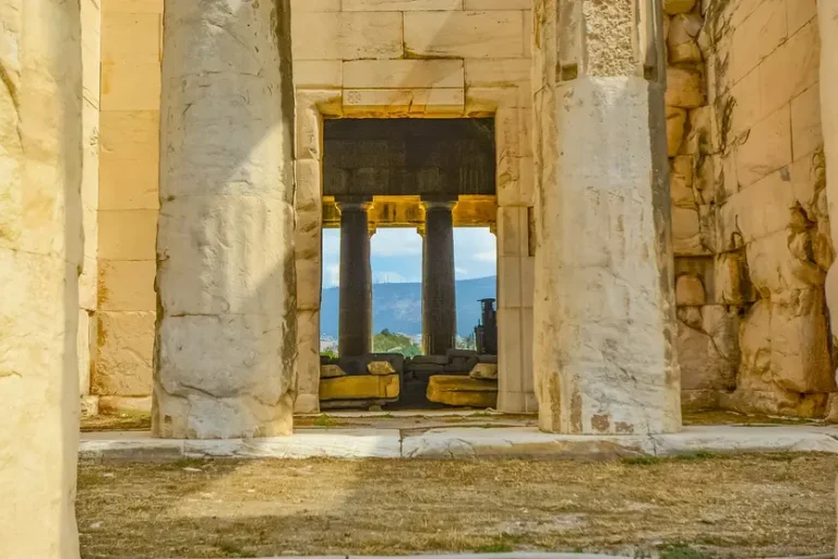 ingresso-greco-chiamato-propilei-si-vedono-due-colonne-grandi-e-dietro-altre-colonne-con-affaccio-verso-una-montagna