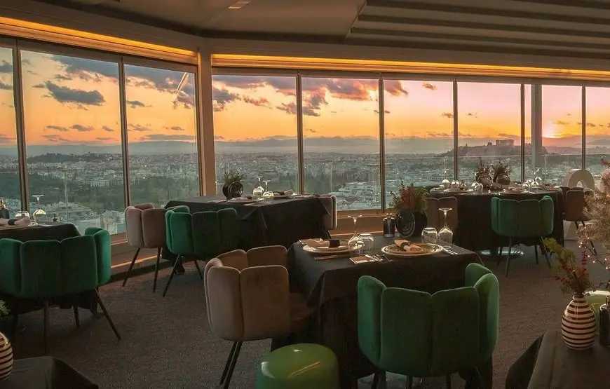 veduta-con-una-vetrata-al-tramonto-da-ristorante-lycabettus-verso-atene