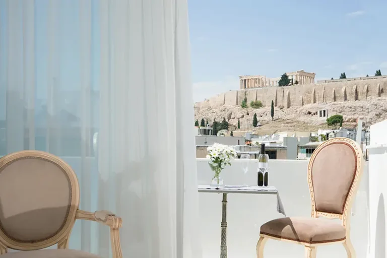 stanza-dell-acropolian-spirit-hotel-di-atene-con-piccolo-terrazzino-con-tavolinetto-che-guarda-all-acropoli