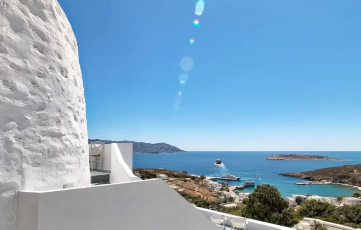 dal-mulino-a-vento-aria-hotel-foto-di-cinzia-demuru dalla-terrazza-di-un-mulino-a-vento-di-fianco-si-vede-il-mare-e-una-nave-che-lo-naviga