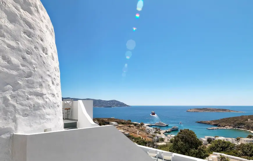 dal-mulino-a-vento-aria-hotel-foto-di-cinzia-demuru dalla-terrazza-di-un-mulino-a-vento-di-fianco-si-vede-il-mare-e-una-nave-che-lo-naviga