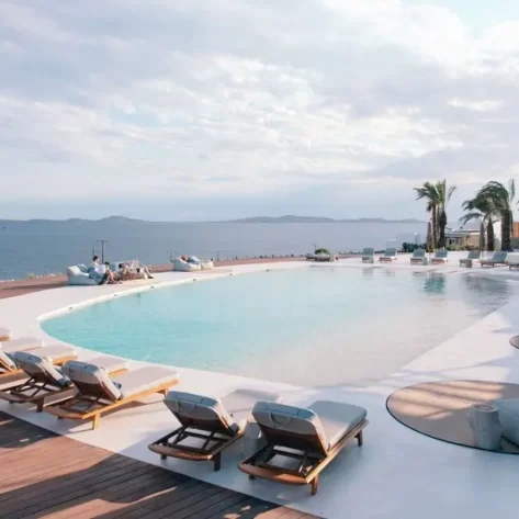 piscina-attrezzata-con-sdraio-intorno-davanti-il-mare