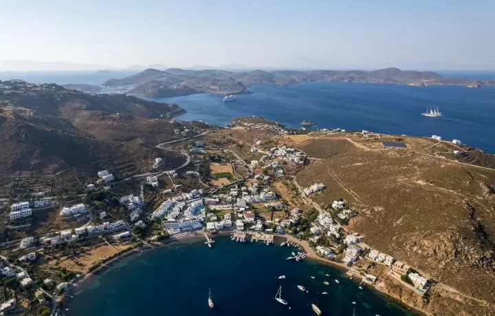 patmos-foto-di-patmos-aktis-hotel patmos-vista-dall-alto-case-bianche-su-una-terra-scura-mare-turchese
