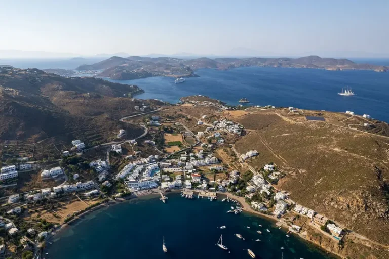 patmos-vista-dall-alto-case-bianche-su-una-terra-scura-mare-turchese