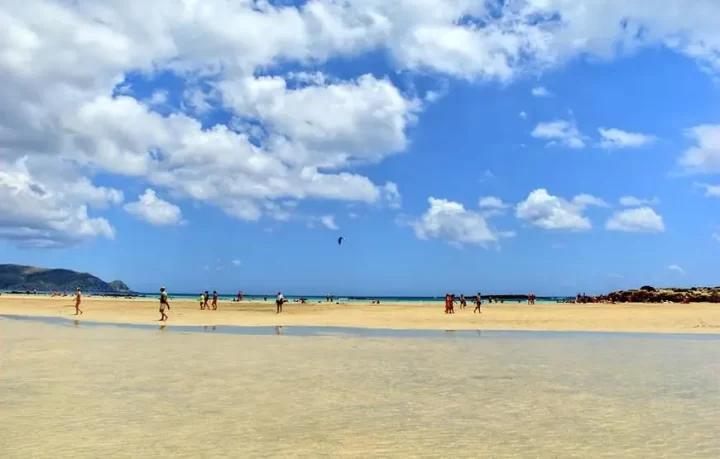 spiaggia-sabbiosa-e-acqua-di-creta-in-grecia