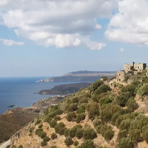 villaggio-con-case-torretta-sulle-pendici-della-collina-che-guarda-il-mare-del-peloponneso