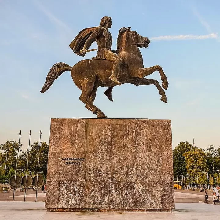 monumento-a-alessandro-magno-salonicco-grecia-del-nord monumento-a-alessandro-magno-un-blocco-di-marmo-su-cui-si-erge-la-scultura-di-alessandro-a-cavallo-mentre-questo-viene-incitato-a-impennarsi