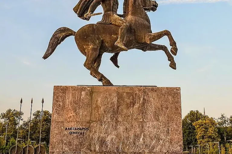 monumento-a-alessandro-magno-un-blocco-di-marmo-su-cui-si-erge-la-scultura-di-alessandro-a-cavallo-mentre-questo-viene-incitato-a-impennarsi