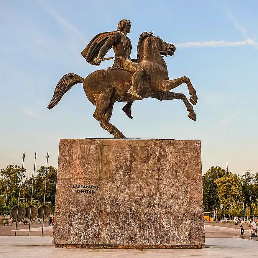 monumento-a-alessandro-magno-salonicco-grecia-del-nord monumento-a-alessandro-magno-un-blocco-di-marmo-su-cui-si-erge-la-scultura-di-alessandro-a-cavallo-mentre-questo-viene-incitato-a-impennarsi