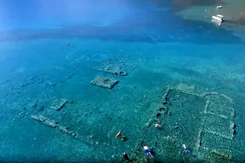 in-caicco-vedi-le-mura-della-villa-roma-di-epidauro-con-alcuni-archeologi-esperti-in-siti-sommersi-che-galleggiano-in-superficie