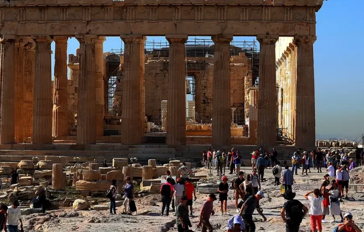 ingressi-contingentati-all-acropoli-di-atene-visitatori-limitati-a-20-mila-al-giorno- il-partenone-e-i-turisti-che-affollano-il-sito-archeologico-dell-acropoli