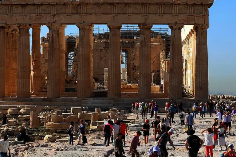 il-partenone-e-i-turisti-che-affollano-il-sito-archeologico-dell-acropoli