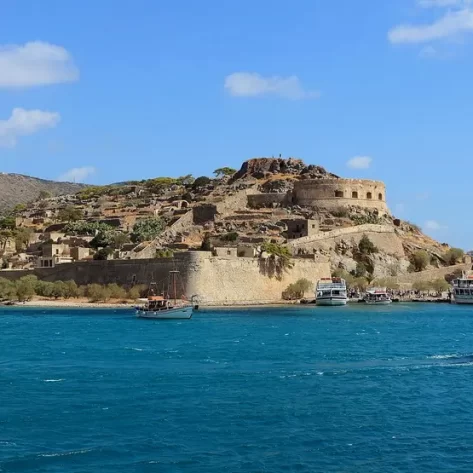 isola-di-spinalonga-vista-dall-acqua-con-la-sua-fortificazione