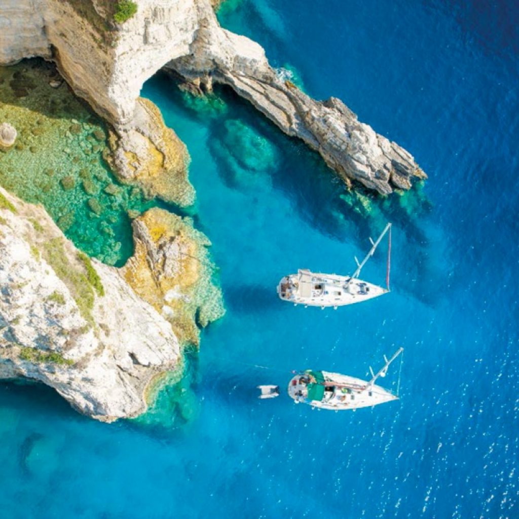 vacanza-a-paros-barchette-sul-mare-in-una-baia