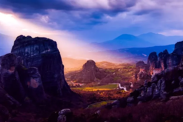 paesaggio-surreale-di-meteora-sito-greco-eccellenza-al-tramonto-con-sole-caldo-che taglia-la-valle
